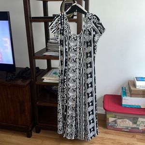 Express Vintage black and white midi dress, short sleeves with buttoned front.